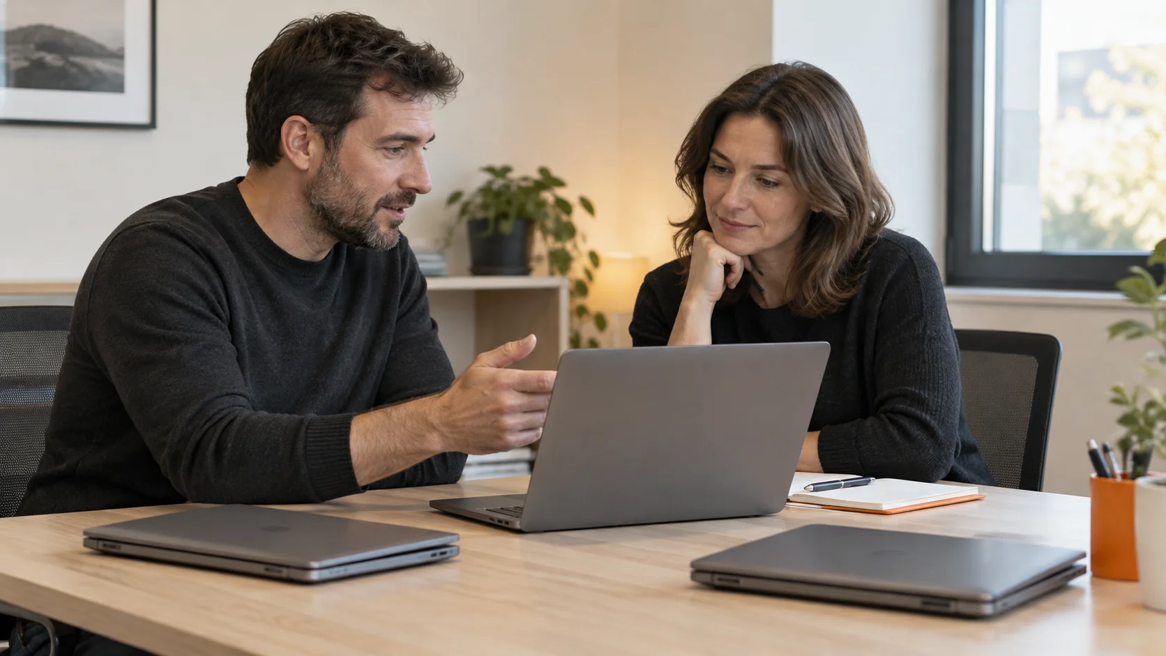 Illustration d’un prestataire informatique échangeant autour d’un ordinateur