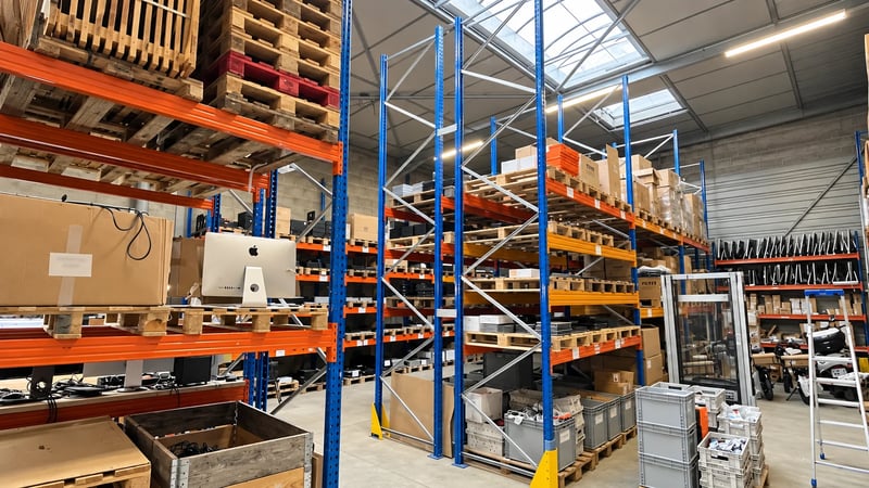 Rayonnages et palettes de matériel informatique dans l’espace logistique