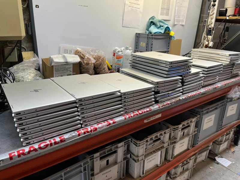 Ordinateurs portables alignés sur un établi de préparation